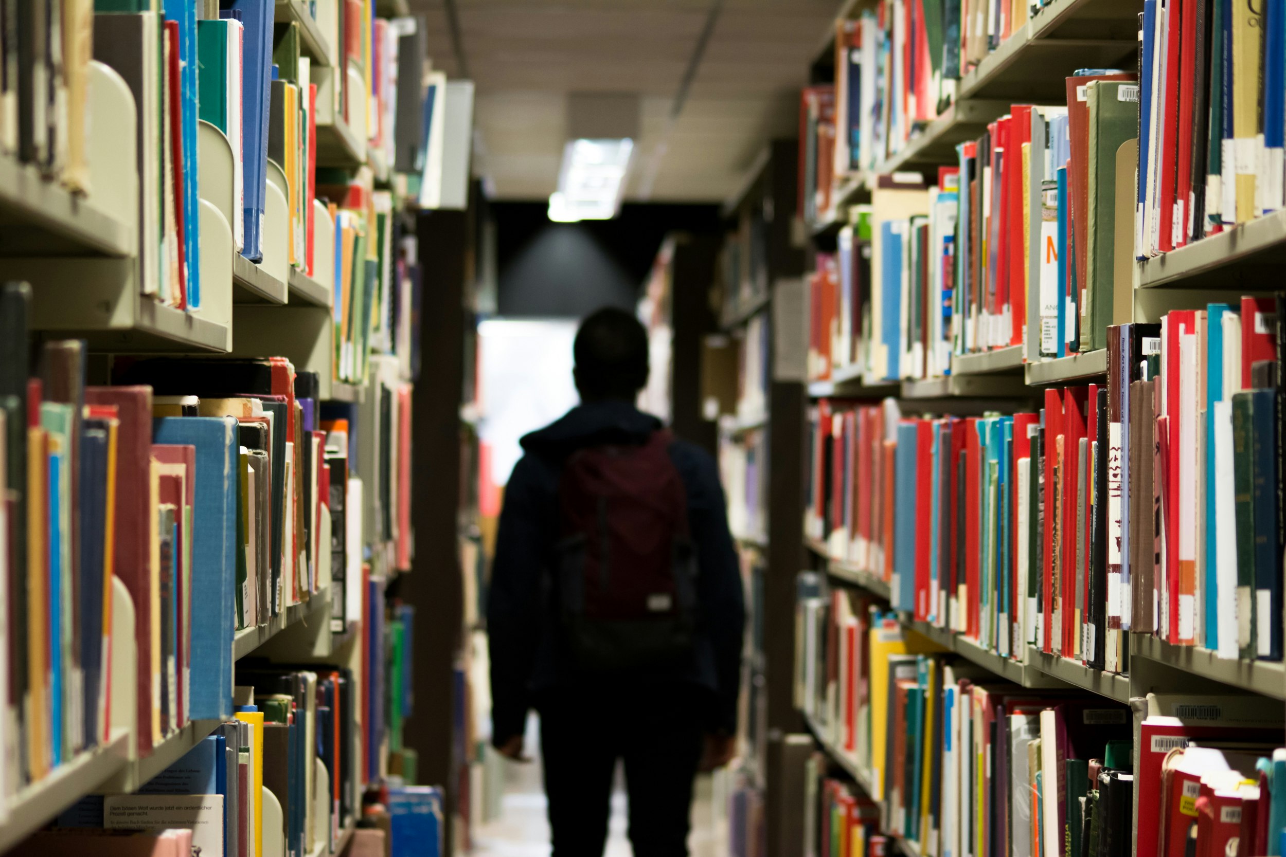 Élève faisant ses devoirs avec un tuteur