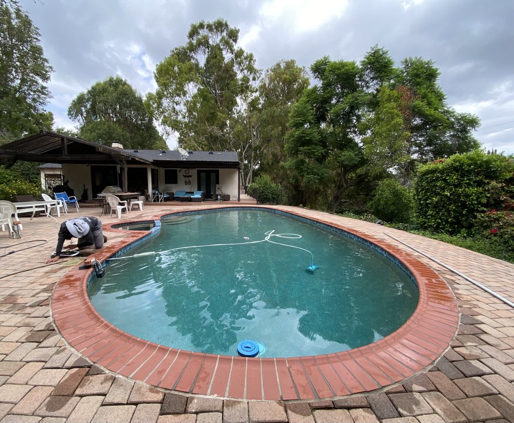 Attached spa with sparkling clean water next to a residential pool in the South Bay