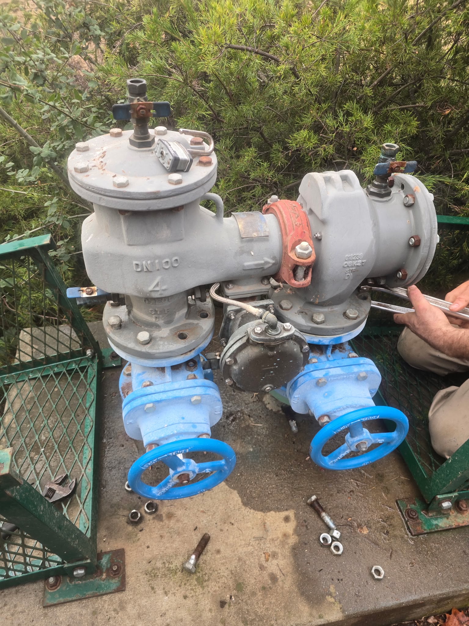 Quality Pump Service technician overhauling and rebuilding a 4-inch DN100 commercial backflow valve