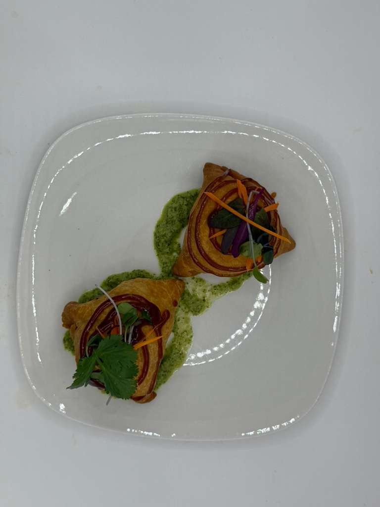 Golden crispy Samosas served with fresh mint chutney