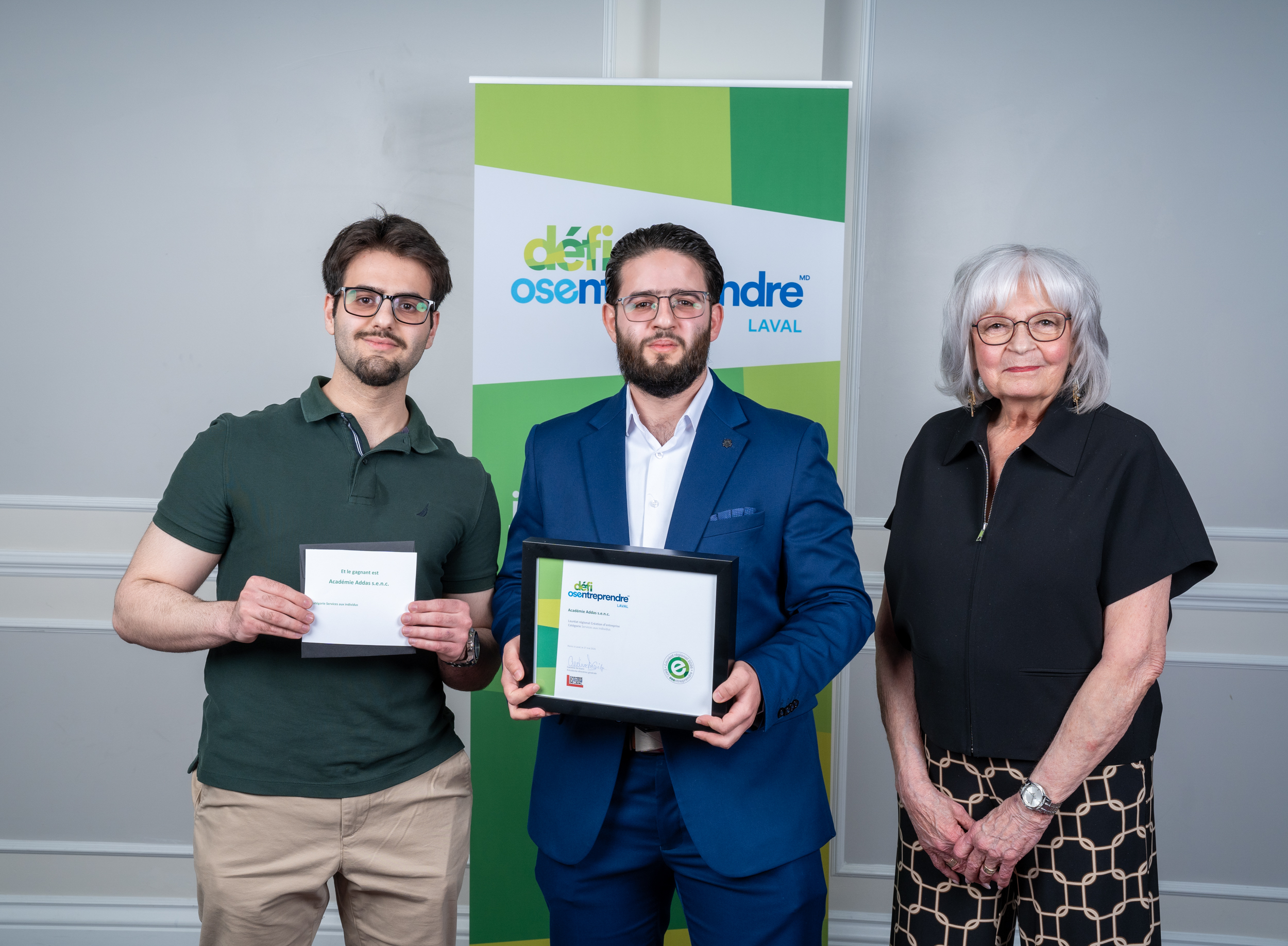 Équipe Académie Addas recevant le prix du Défi OseEntreprendre avec le certificat