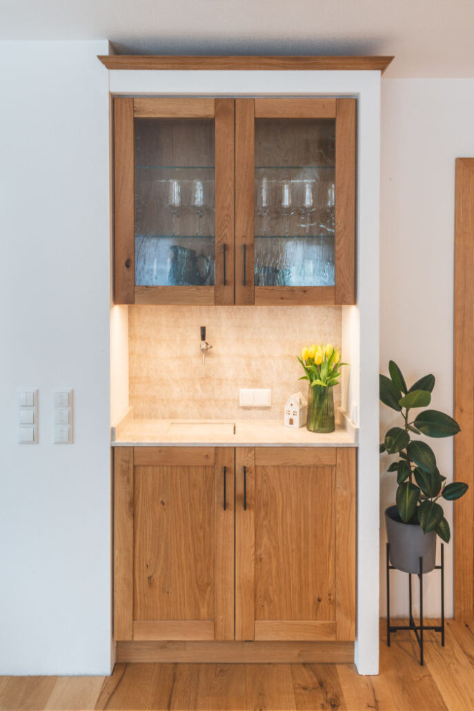 Hausbar mit Glasvitrine - Maßmöbel Tischlerei Holztrattner Oberhofen