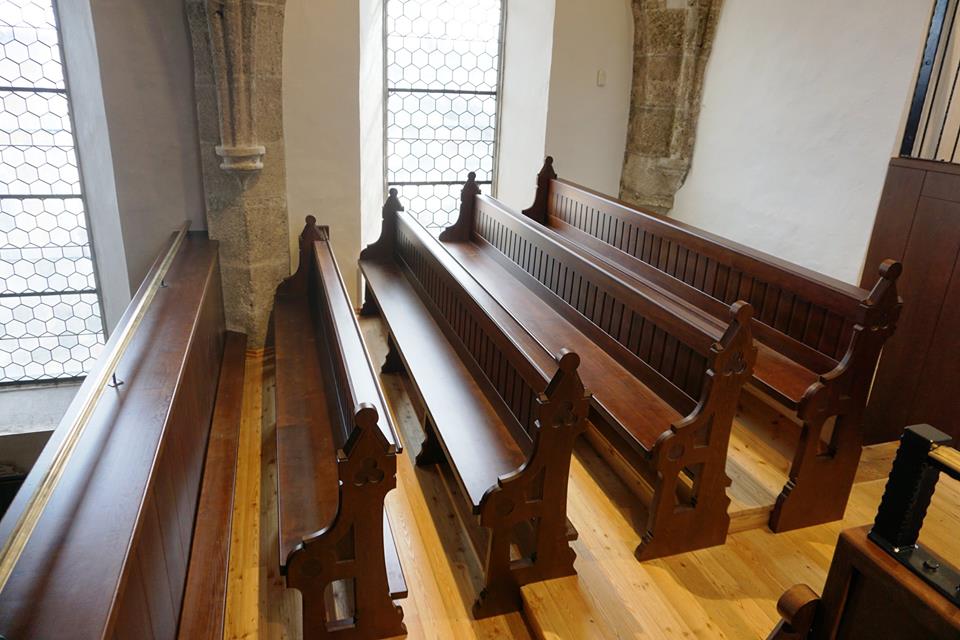 Kirchenbänke Massivholz - Maßmöbel Tischlerei Holztrattner Oberhofen