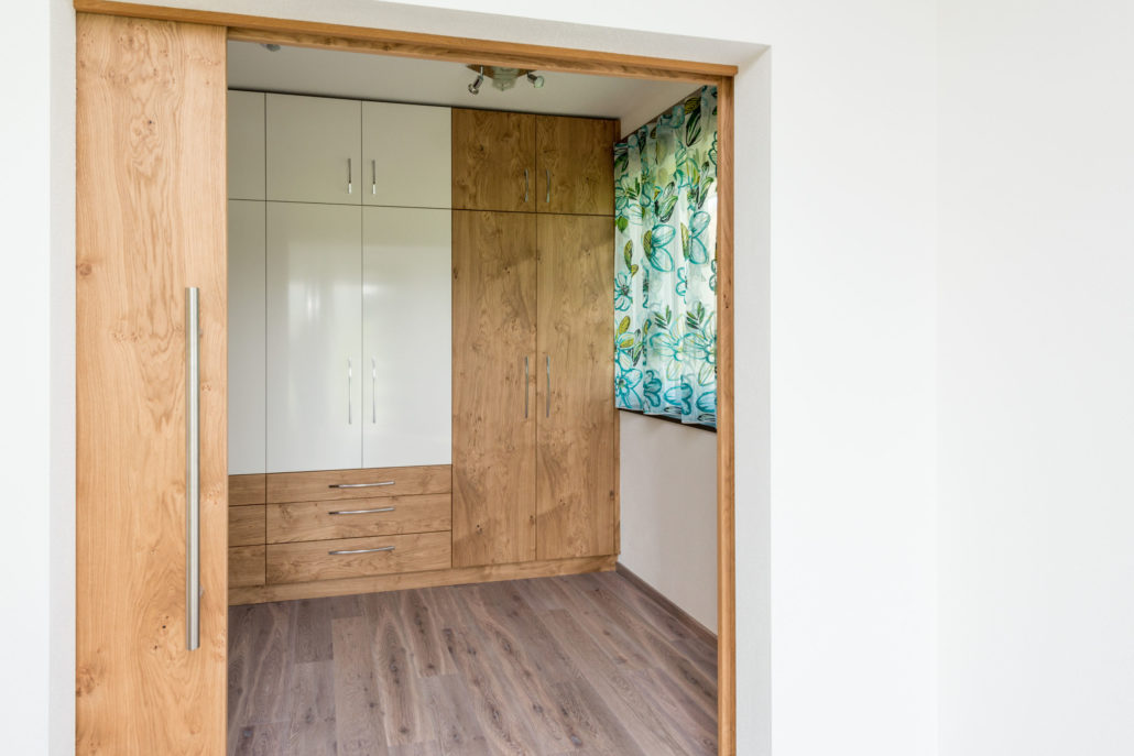 Einbauschrank mit Schiebetür - Maßmöbel Tischlerei Holztrattner Oberhofen