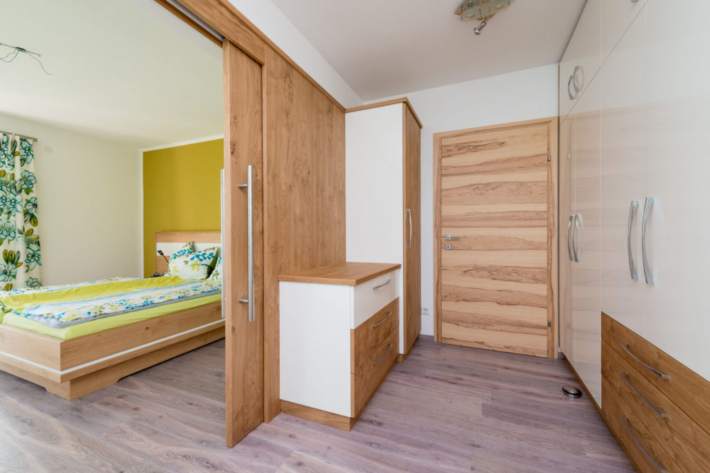 Schlafzimmer mit Schiebetür und Schrank - Maßmöbel Tischlerei Holztrattner Oberhofen