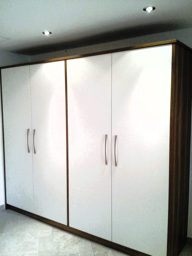 Kleiderschrank weiß mit Holzrahmen - Maßmöbel Tischlerei Holztrattner Oberhofen