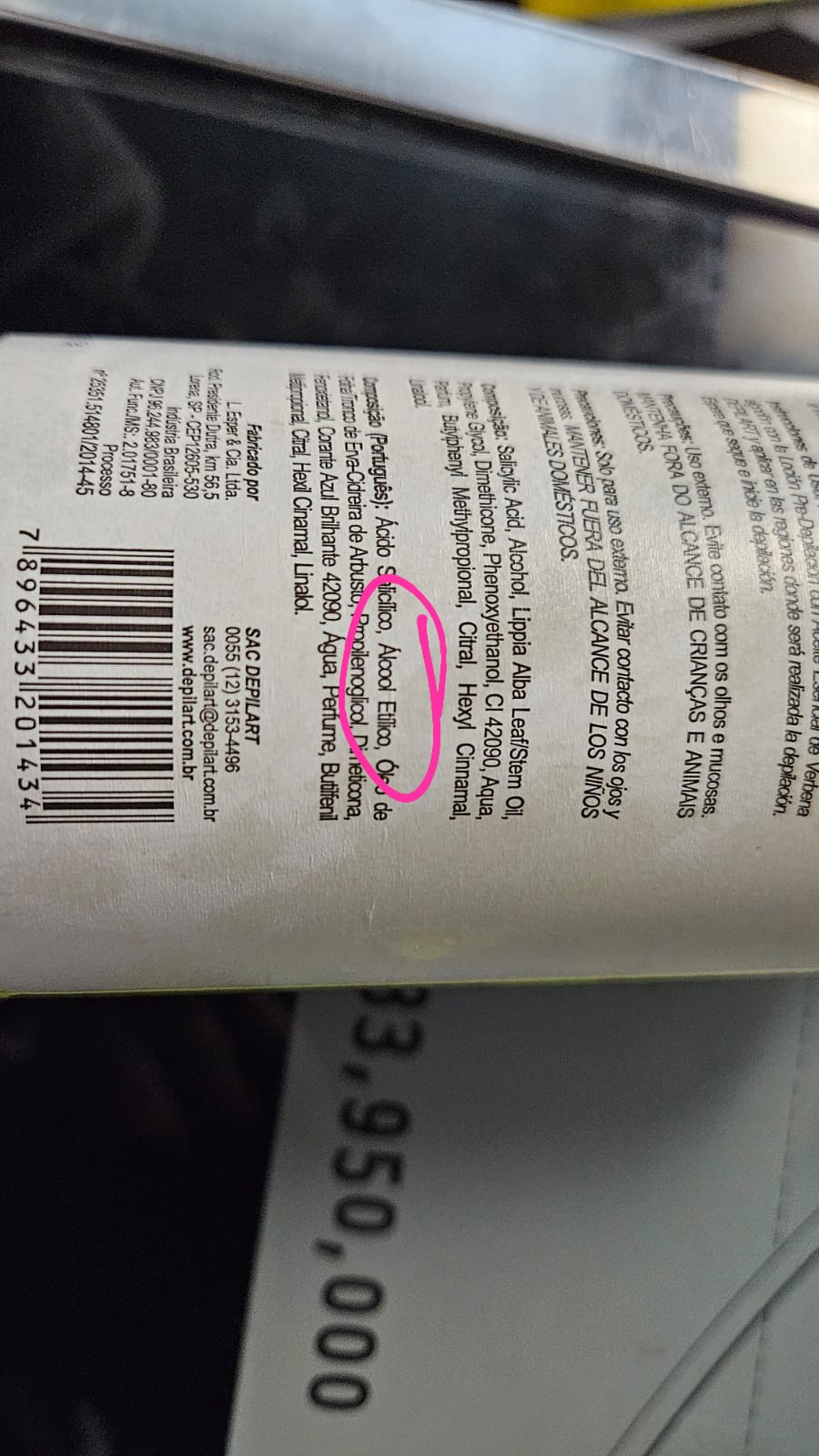 Rótulo de loção pré-depilação comercial com álcool destacado