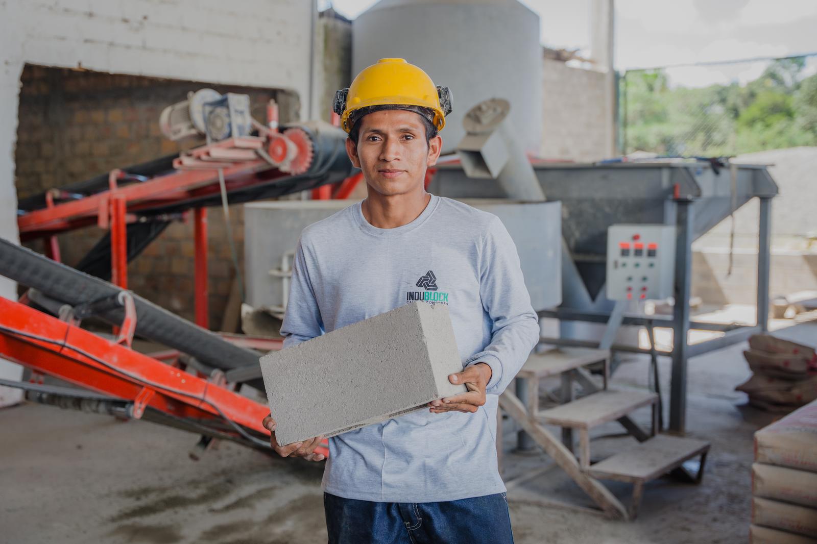 Trabajador de Indublock con bloque de concreto