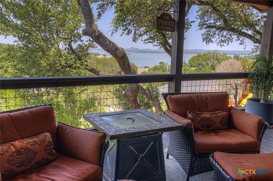 High elevation view of 1422 Oakridge Ln property lot and Canyon Lake