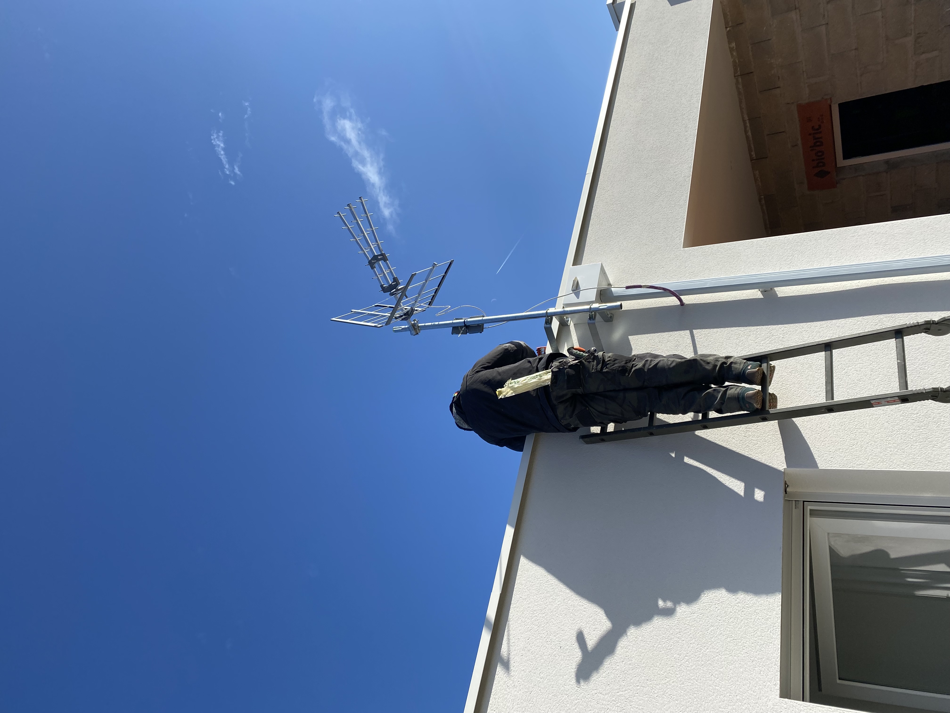 Installation antenne hertzienne & raccordement coaxial en toiture - Chantier OCR+ à Saint-Lys