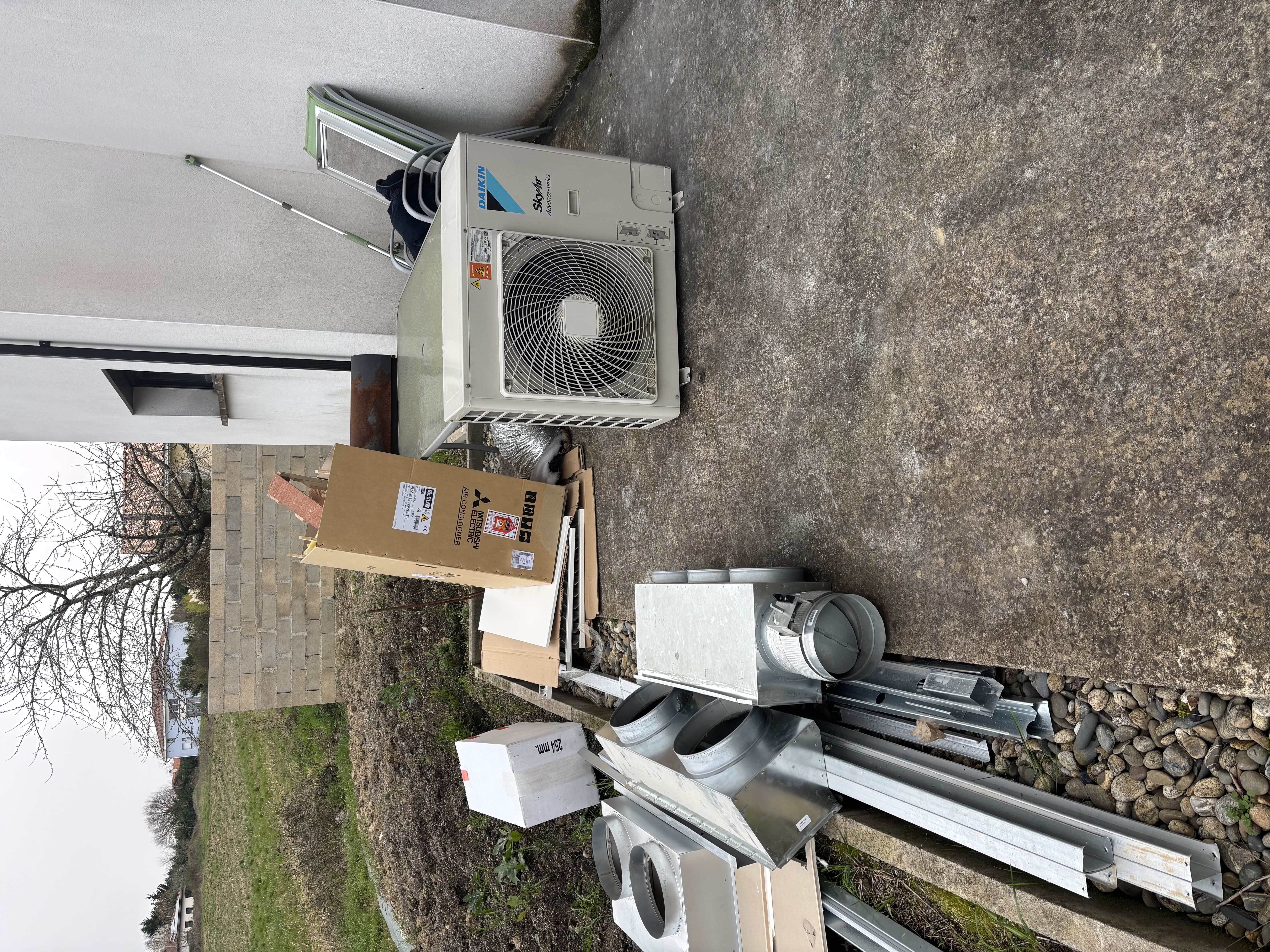 Préparation d'un ensemble de climatisation tertiaire Daikin SkyAir - Chantier OCR+ à Léguevin