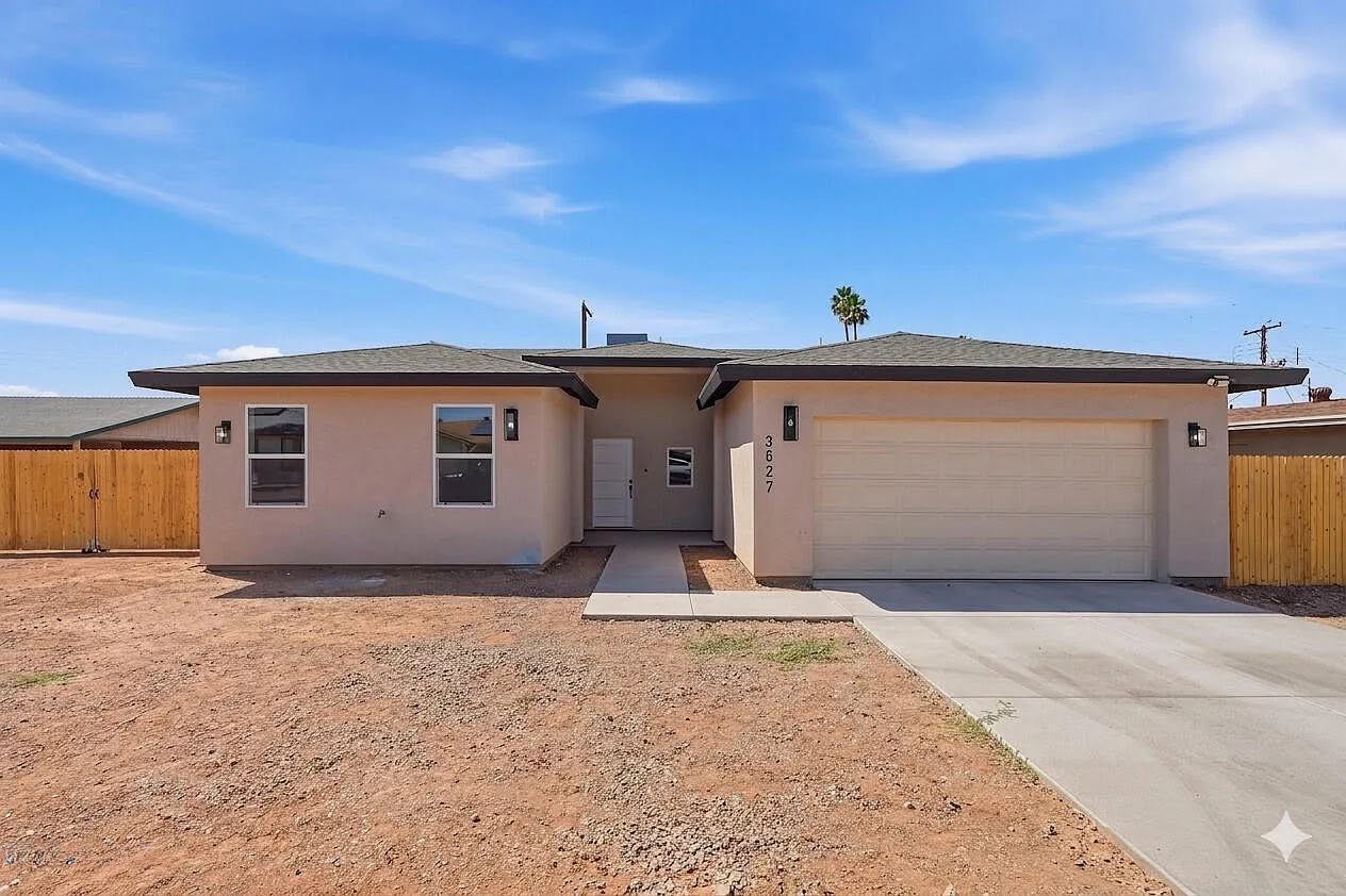 Custom home exterior built by Builders For You Construction in Yuma, AZ