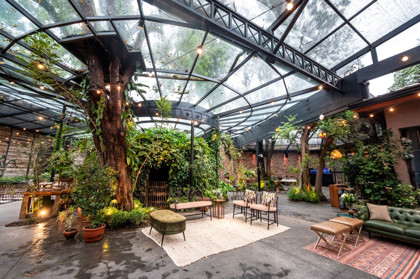 Espaço de evento corporativo com jardim de inverno