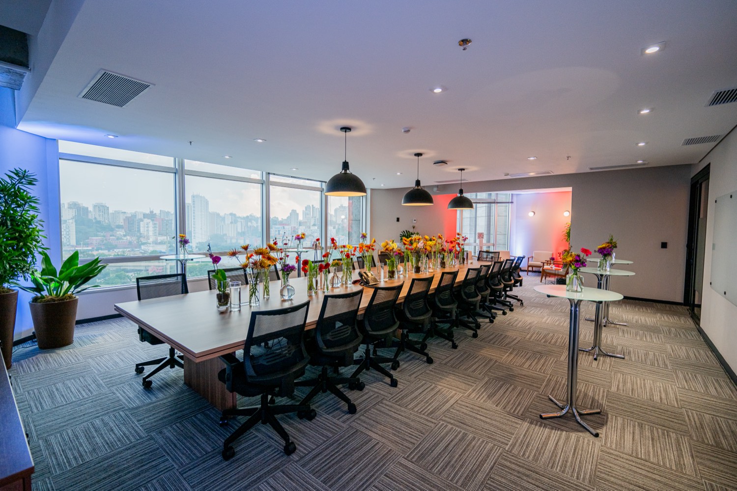 Evento corporativo em sala com vista para São Paulo