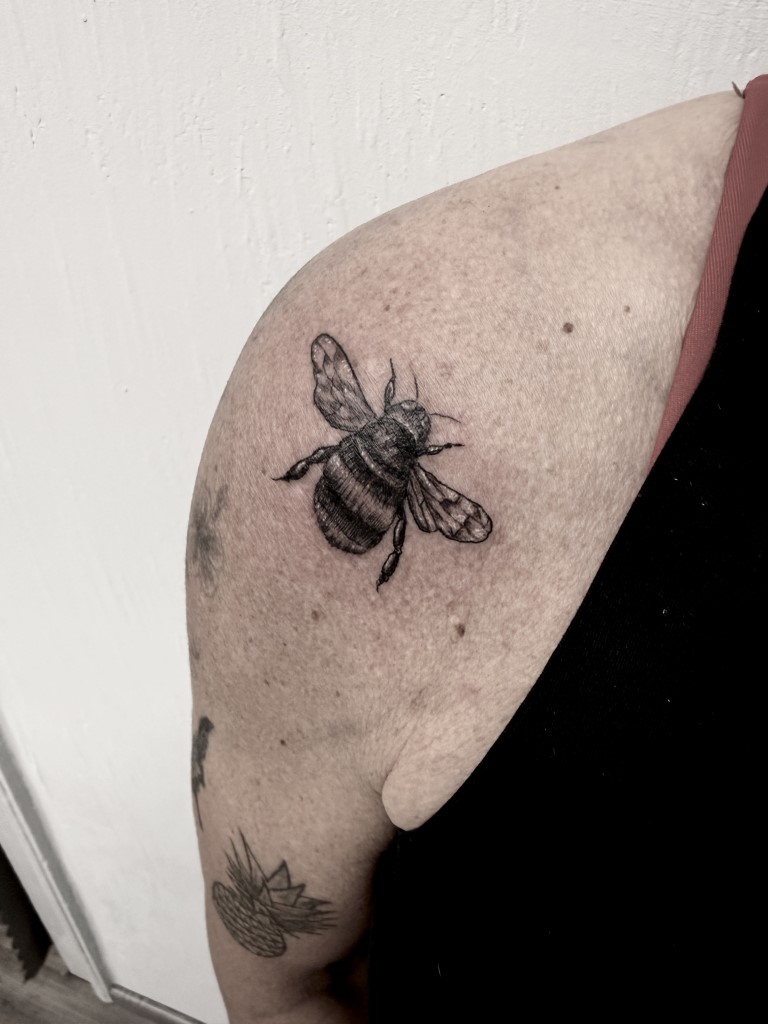 Realistic Bumble Bee Tattoo Studio Salzburg 15