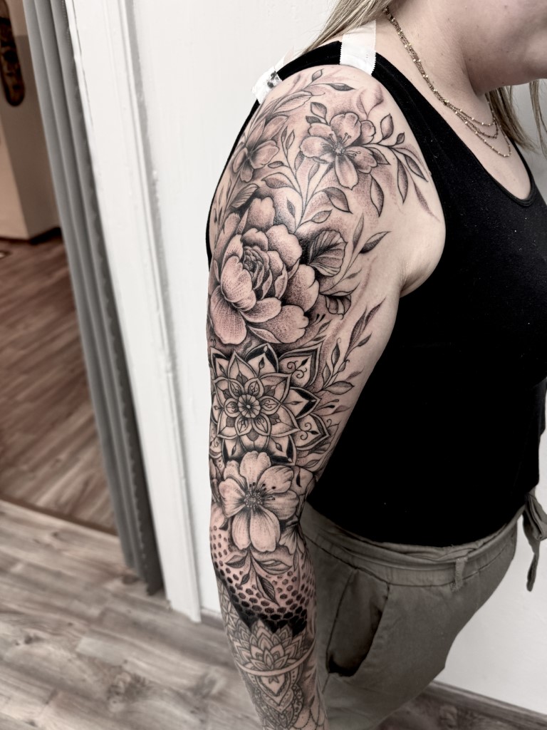 Floral Sleeve Fineline Tattoo Studio Salzburg 1