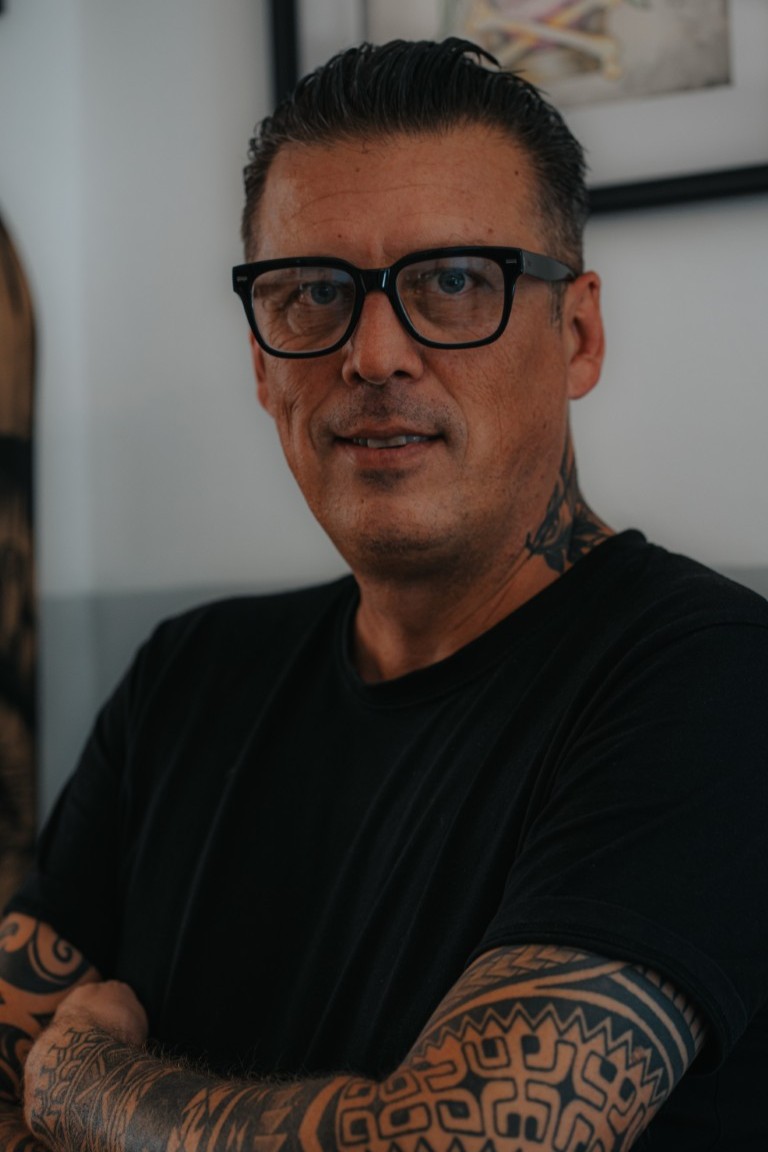 Stefan Hanetseder – Inhaber Tattoos by Steve, vor dem Studio am Hildmannplatz 6, Salzburg
