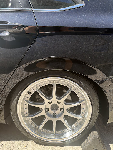Car wheel and tire installation