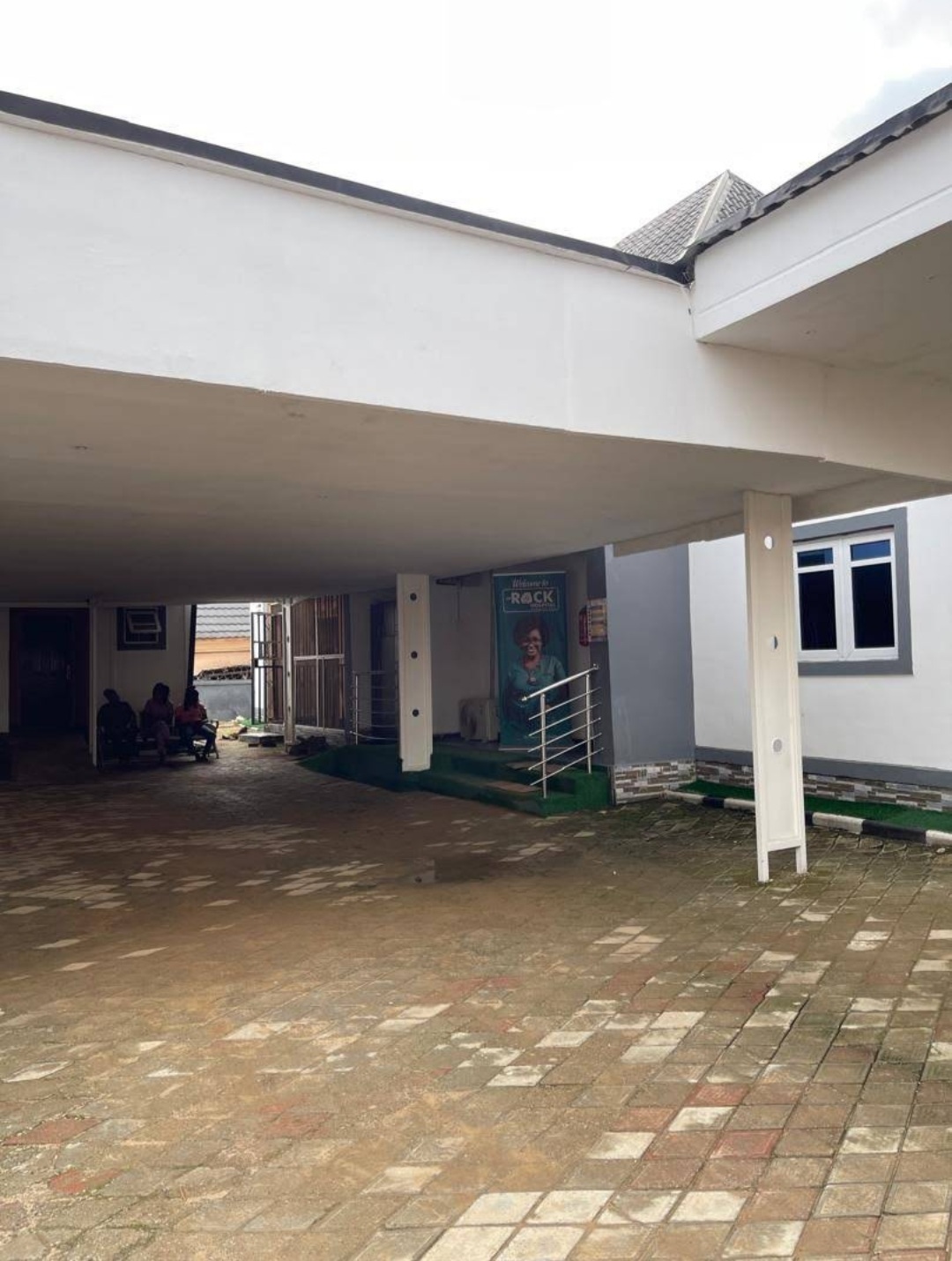 De Rock Hospital Exterior