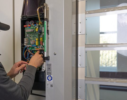 Técnico oficial EFAFLEX ajustando cuadro de control y cuadro EFA-TRONIC