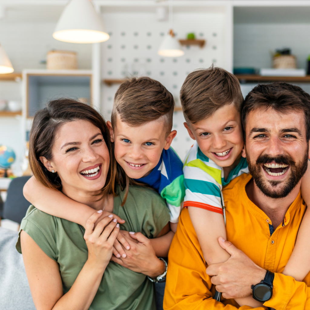 Familia feliz protegida con el plan Salud para Dos de Solórzano Seguros
