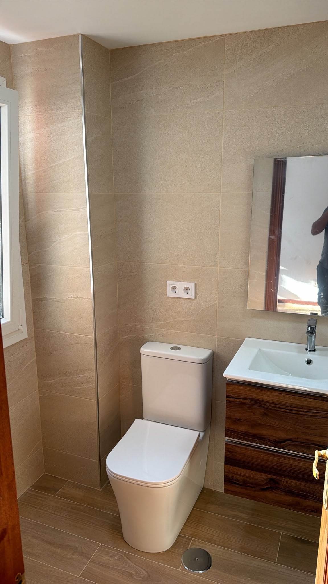 Inodoro compacto, mueble suspendido y alicatado beige