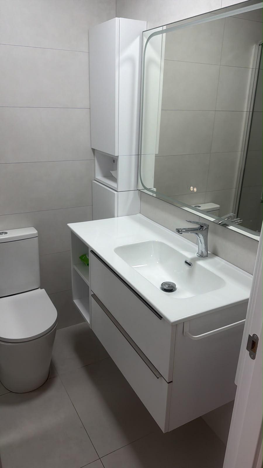 Mueble de lavabo suspendido y espejo iluminado