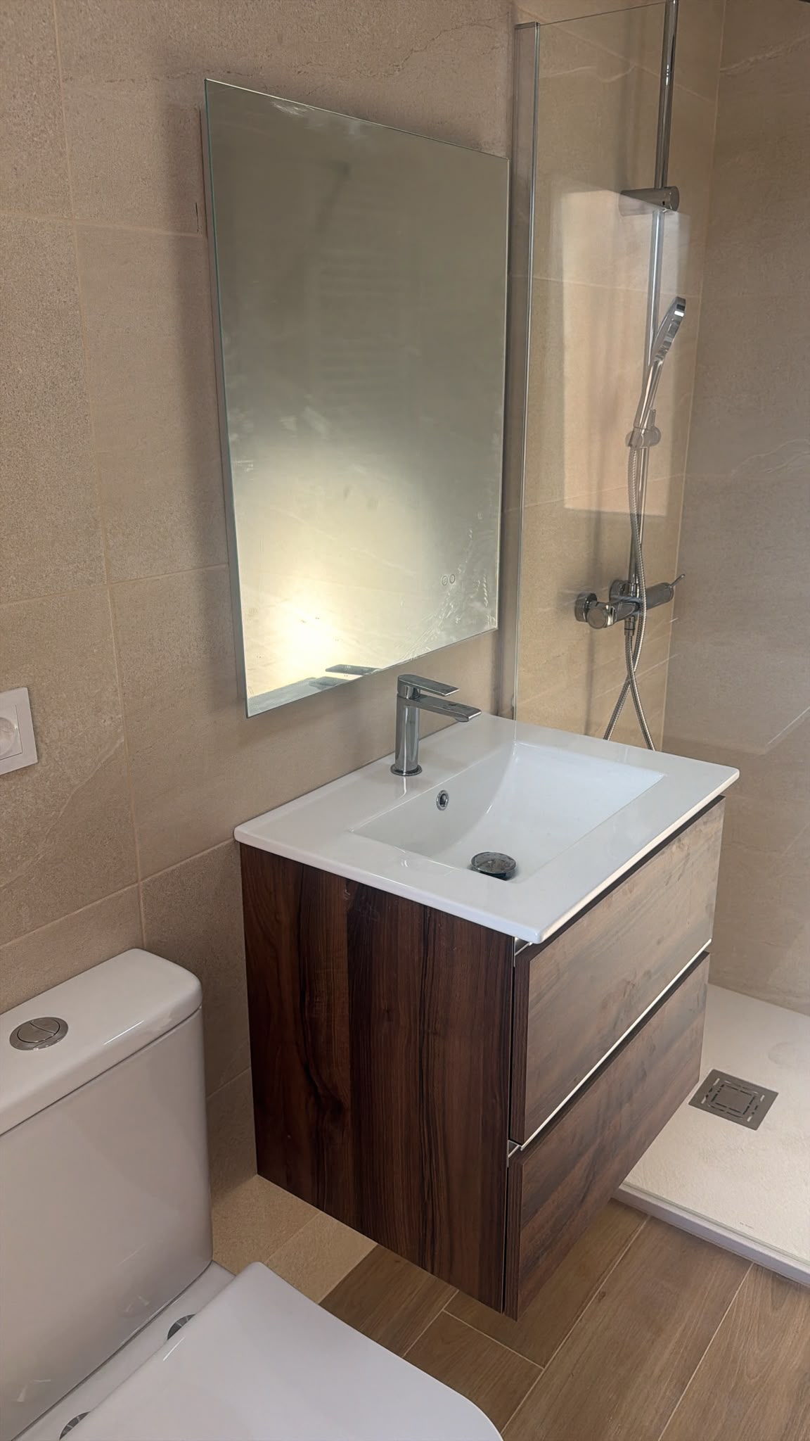 Mueble de lavabo suspendido acabado nogal con espejo