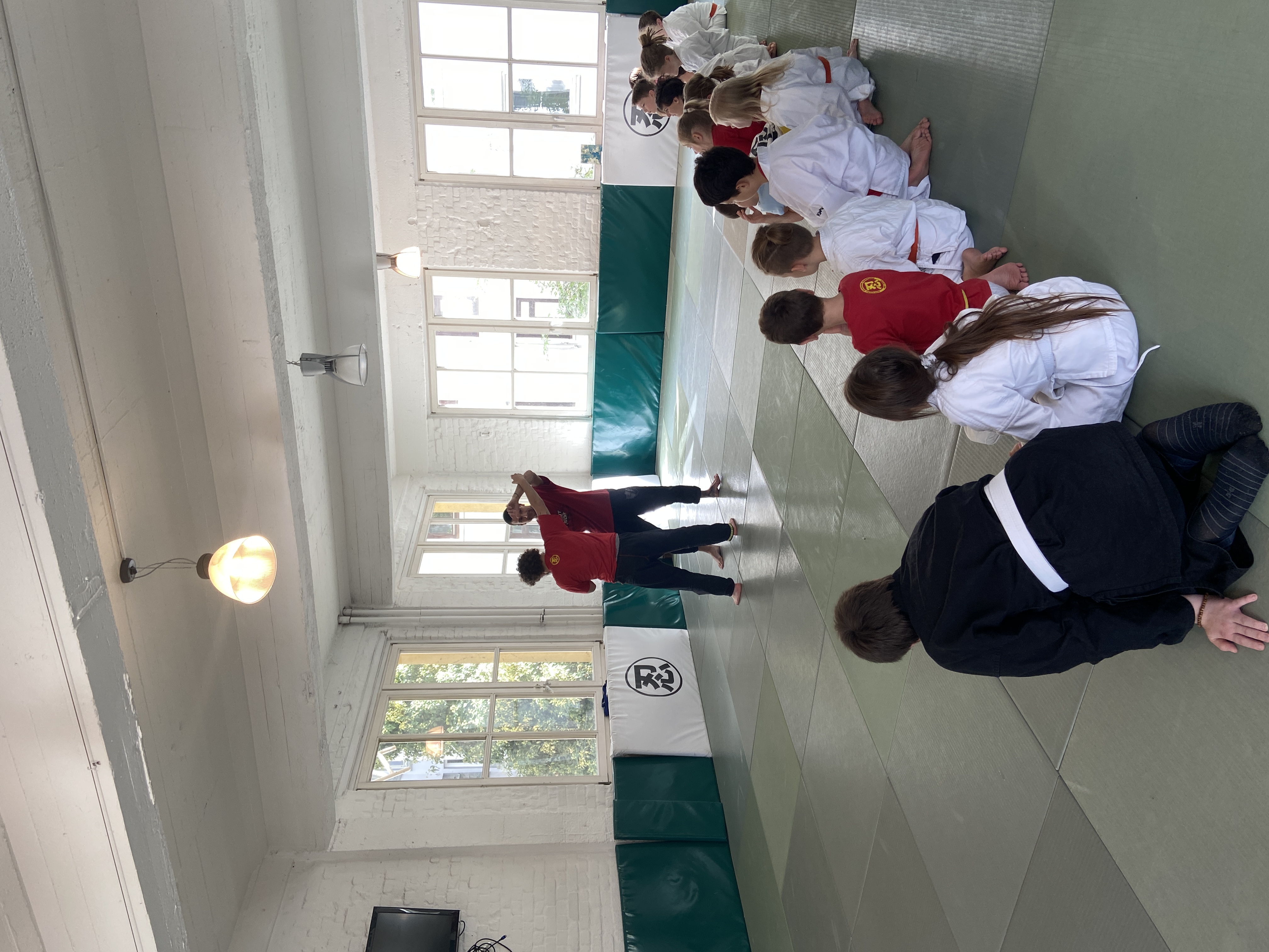 Trainer mit Kindern im Kids Dojo Hamburg