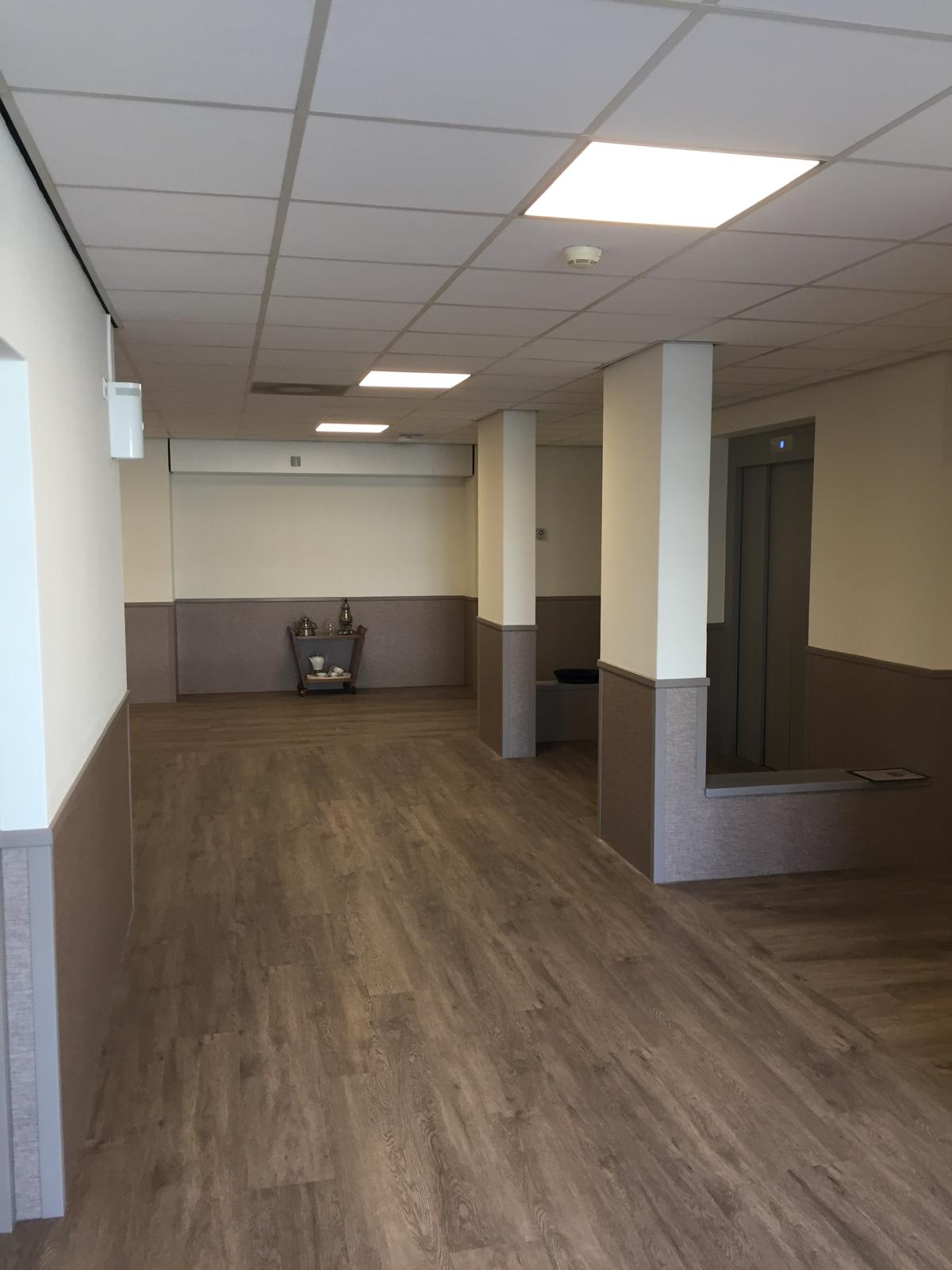 Open leefruimte met kolommen en moderne afwerking