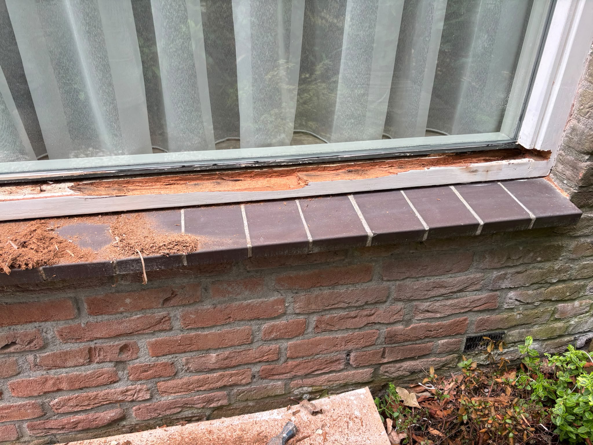 Houtrot uitfrezen en blootleggen van de onderdorpel