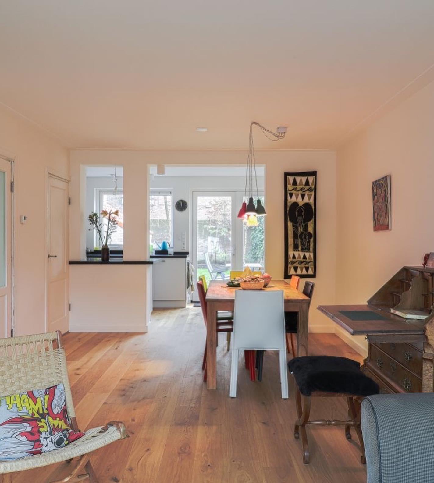 Woonkamer met eikenhouten vloer en zicht op tuin Bunnik