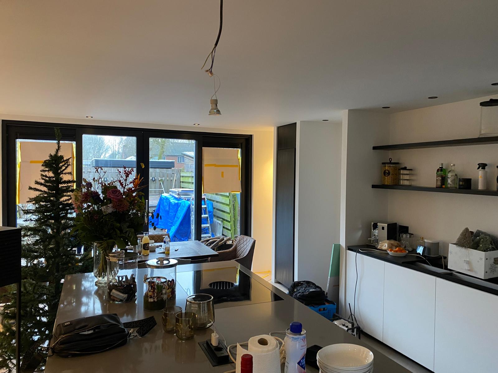 Resultaat - complete keuken met kookeiland en zicht op tuin