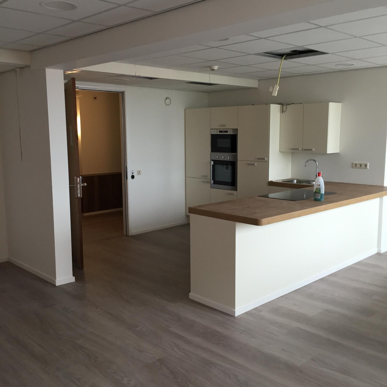 Woonkeuken resultaat - moderne keuken met eiland en inbouwapparatuur