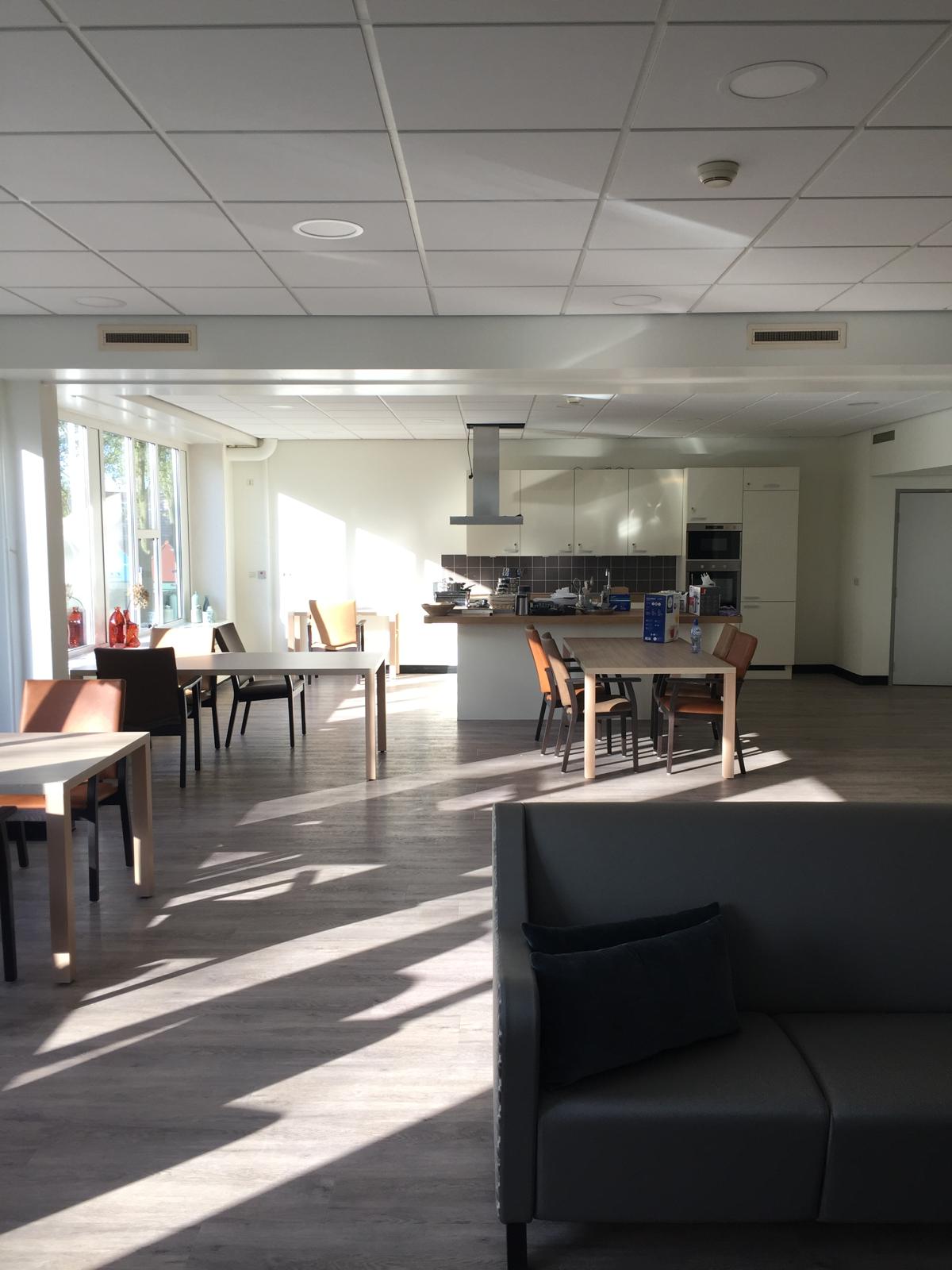 Volledige woonkeuken met eettafel, bank en moderne inrichting