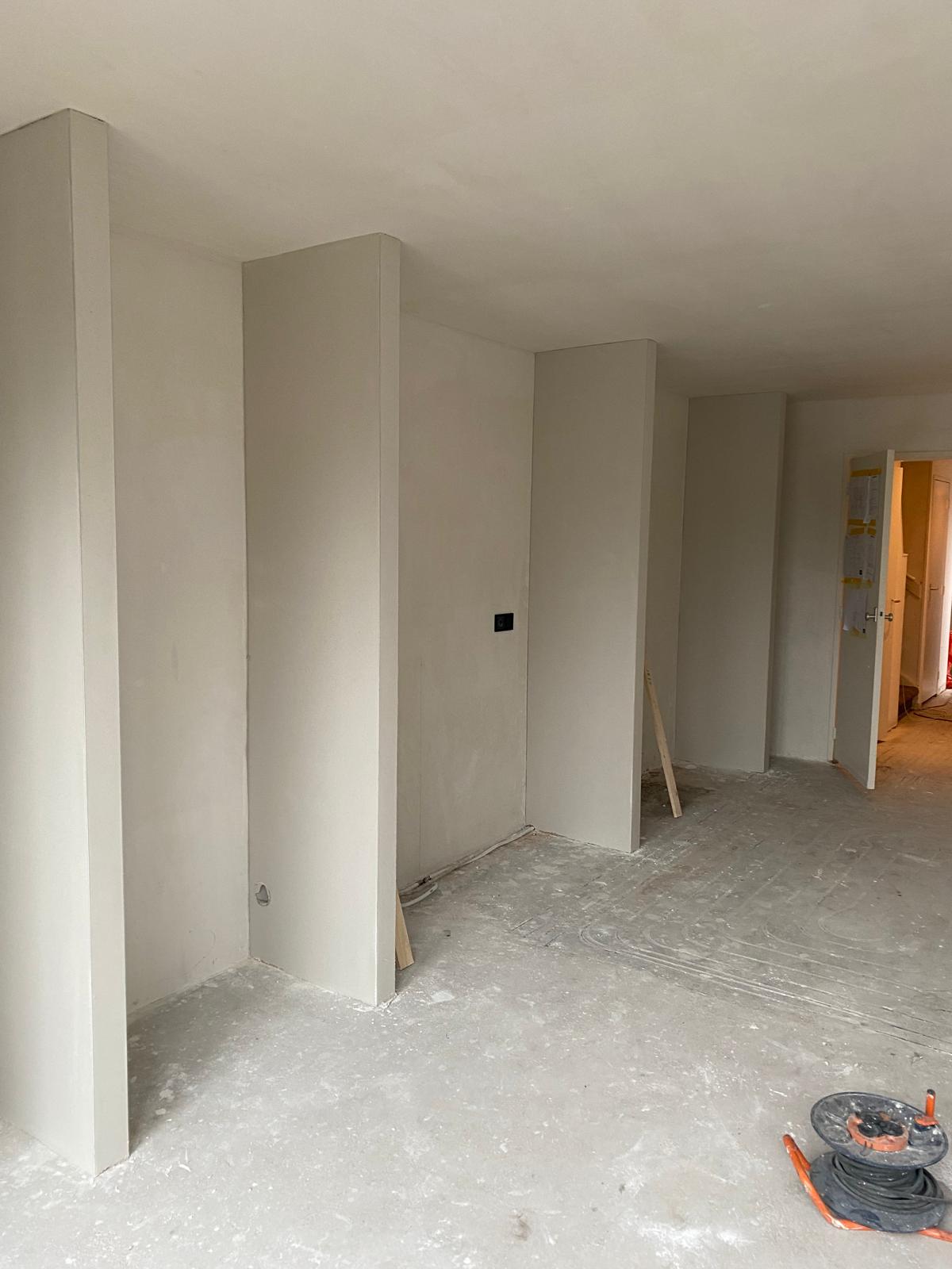 Resultaat - afgewerkte ruimtes met stucwerk wanden