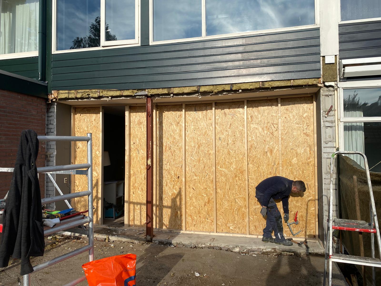 Dichte gevel met OSB-platen tijdens renovatie