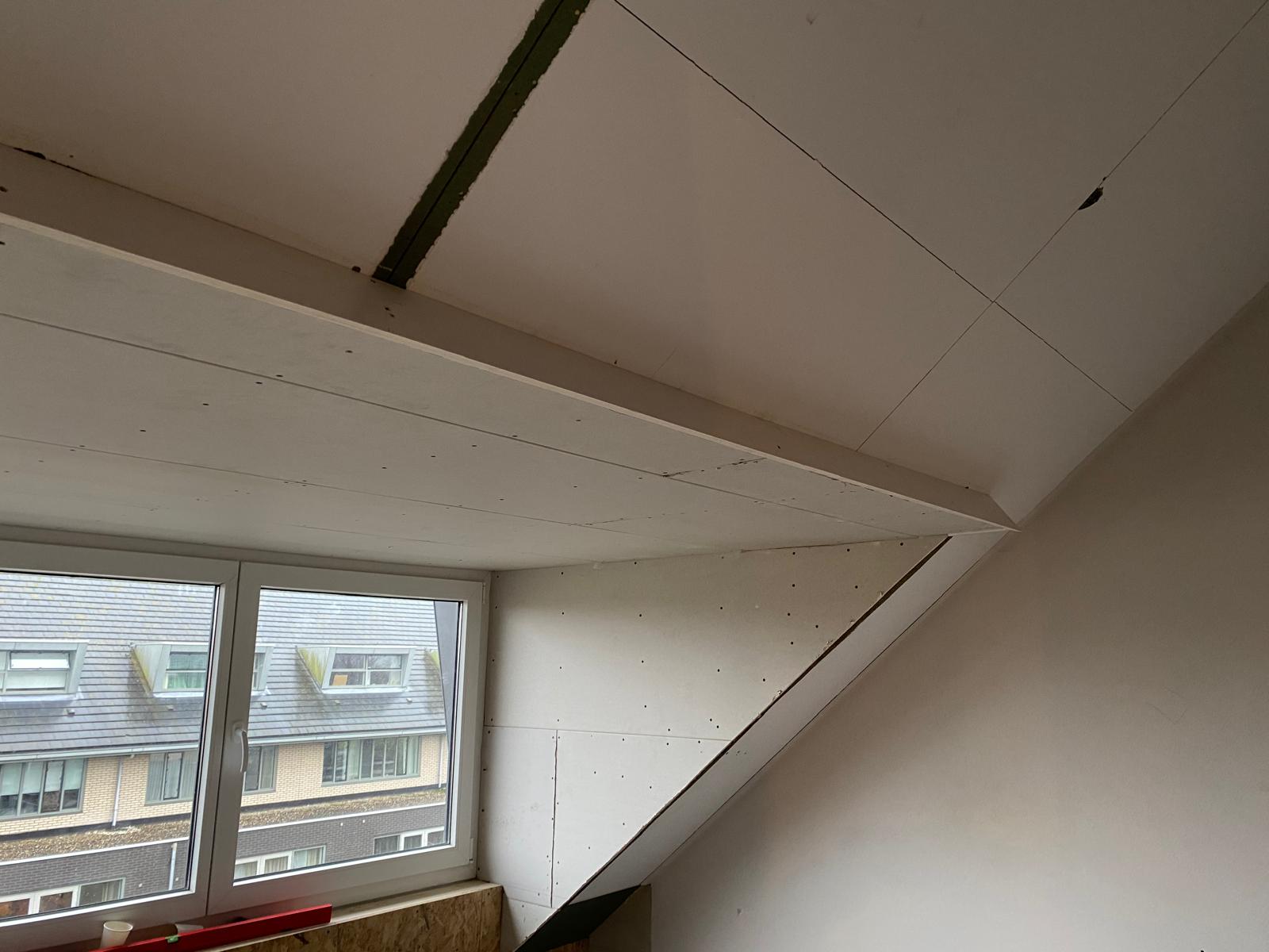Detail gipsplaten plafond en schuine wang dakkapel