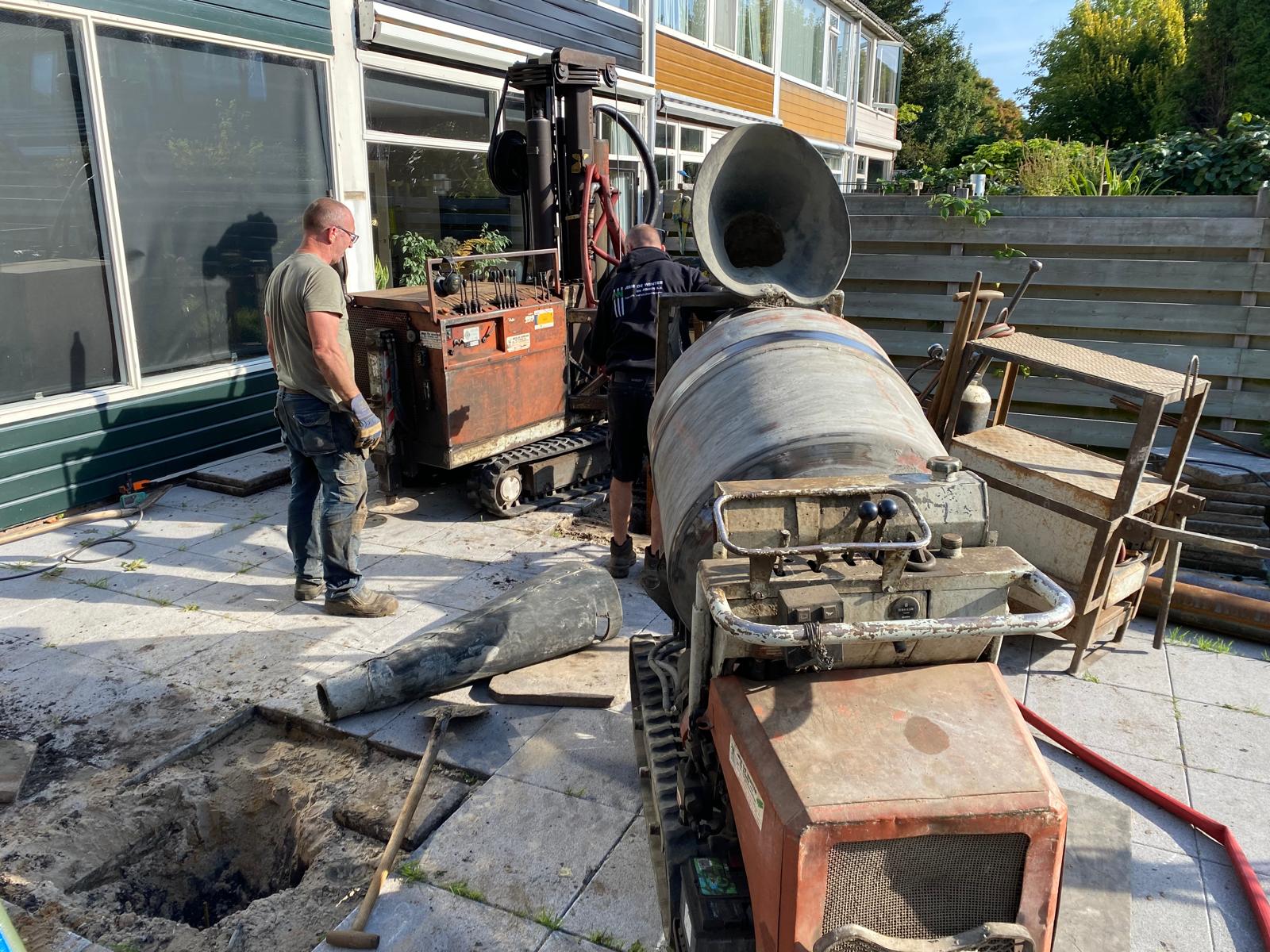 Funderingswerkzaamheden met graafmachine