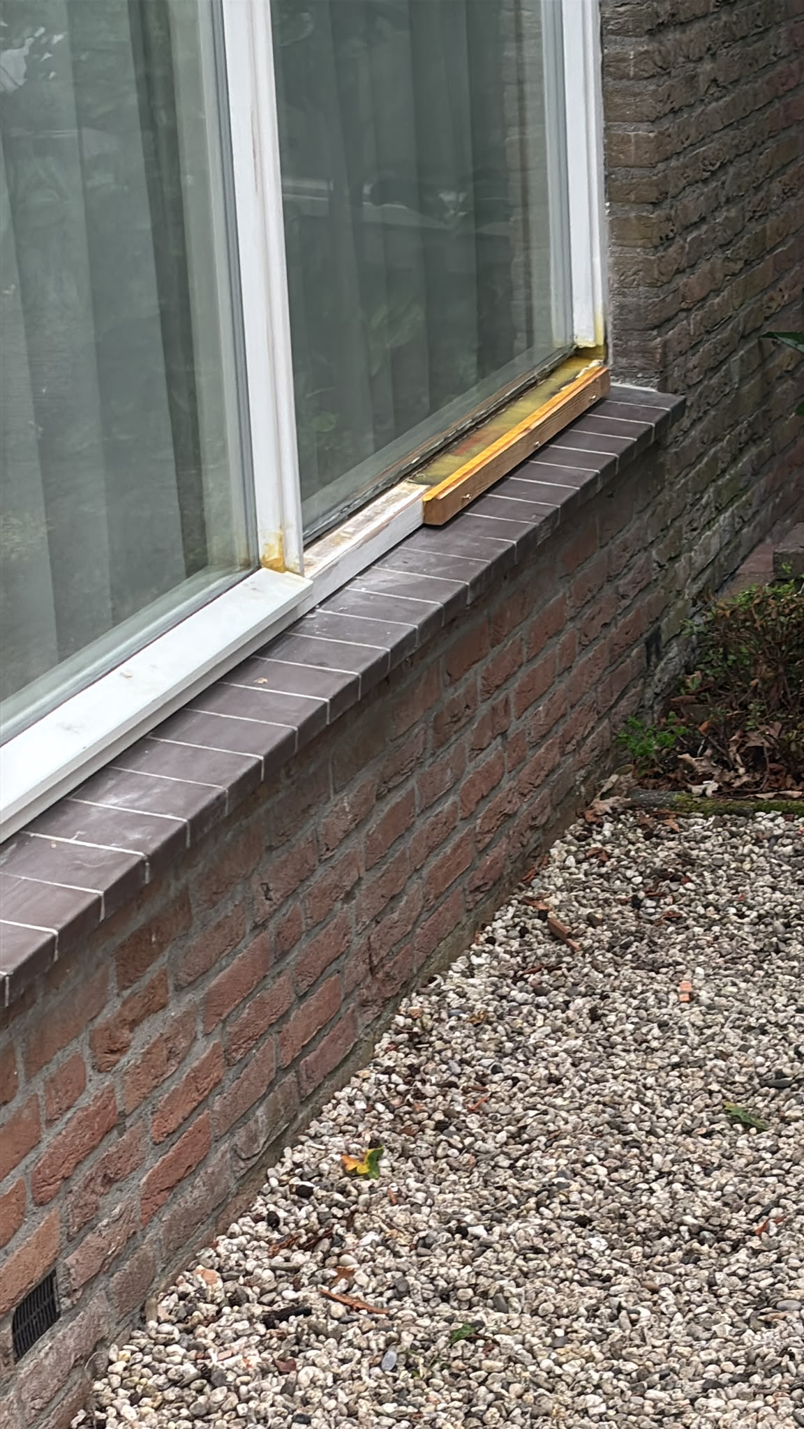 Nieuw houten passtuk geplaatst en verlijmd met epoxy