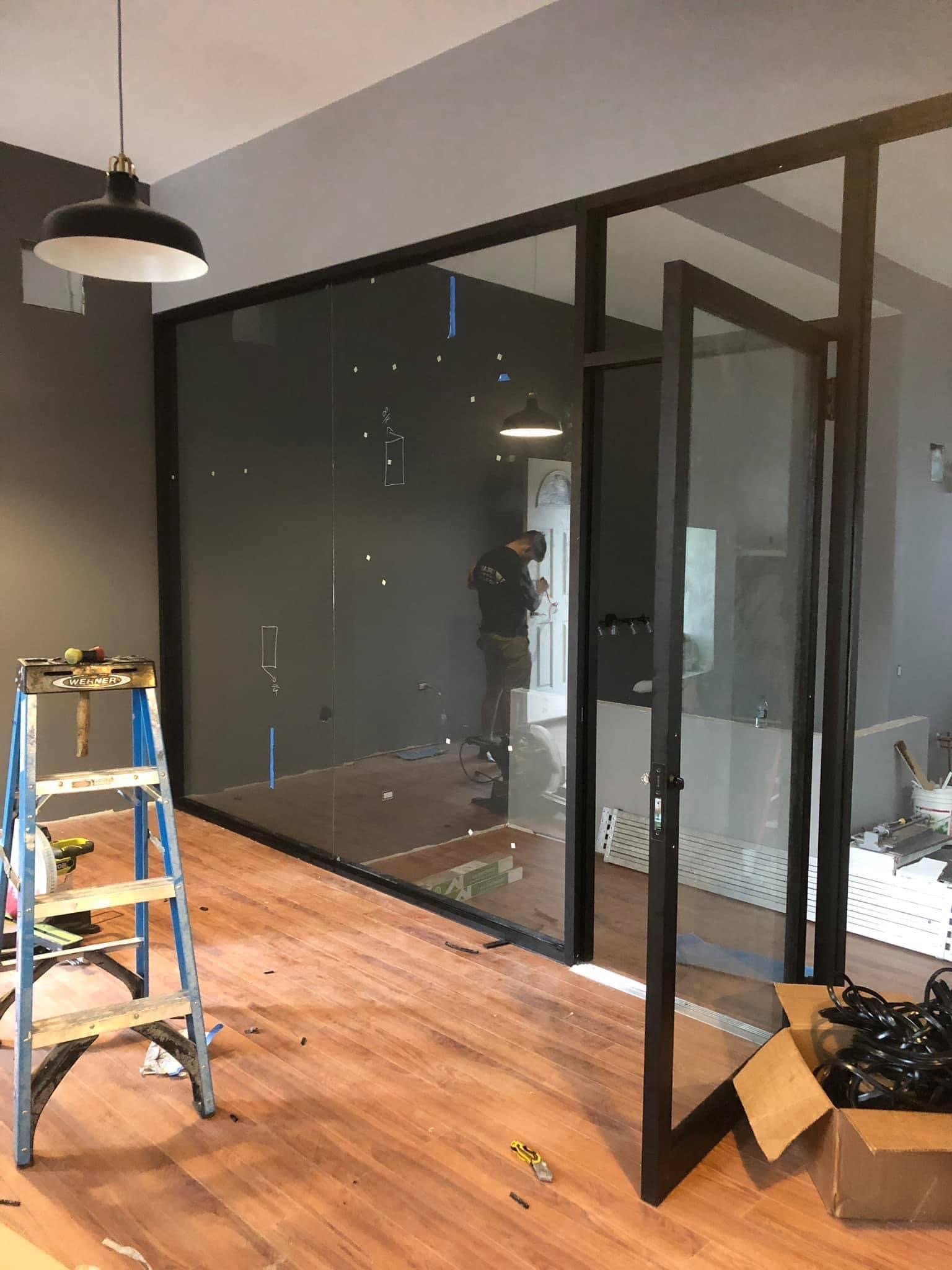 Seamless glass walls for commercial spaces