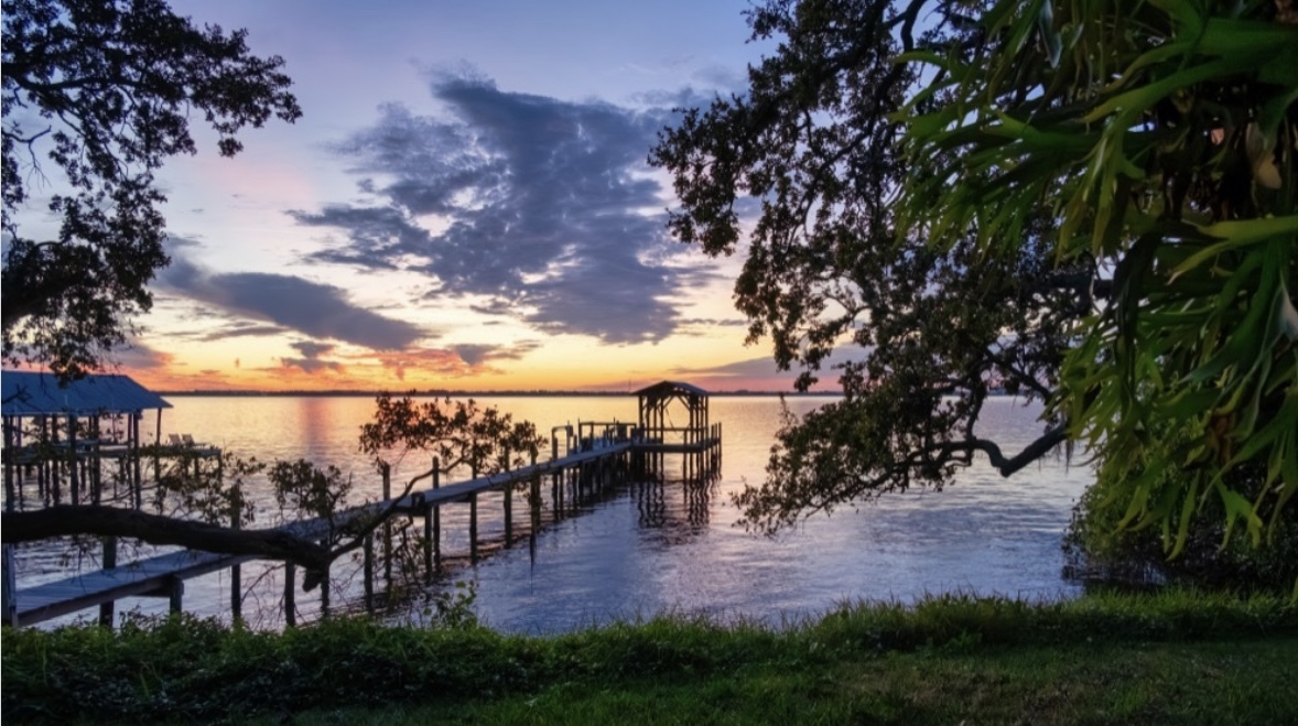 Stuart luxury waterfront homes and golf community real estate in Palm Beach County, Florida