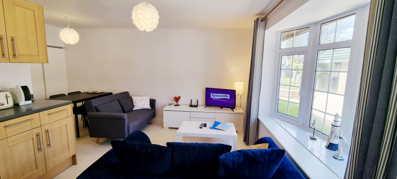 Bright and cosy lounge for winter long stays in Looe