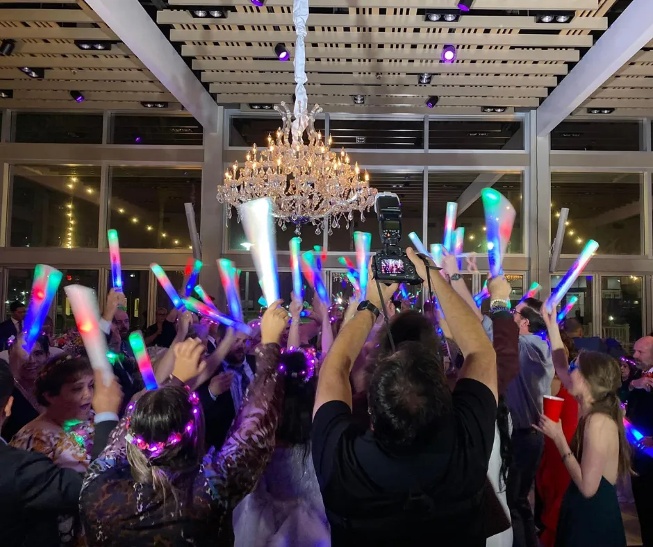 Presentación de la corte de Quinceañera y celebración familiar