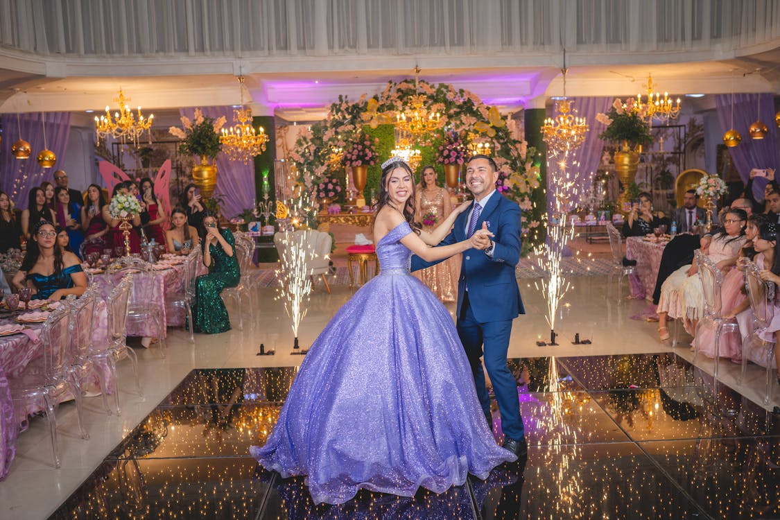 Elegante celebración de Quinceañera con pista de baile llena