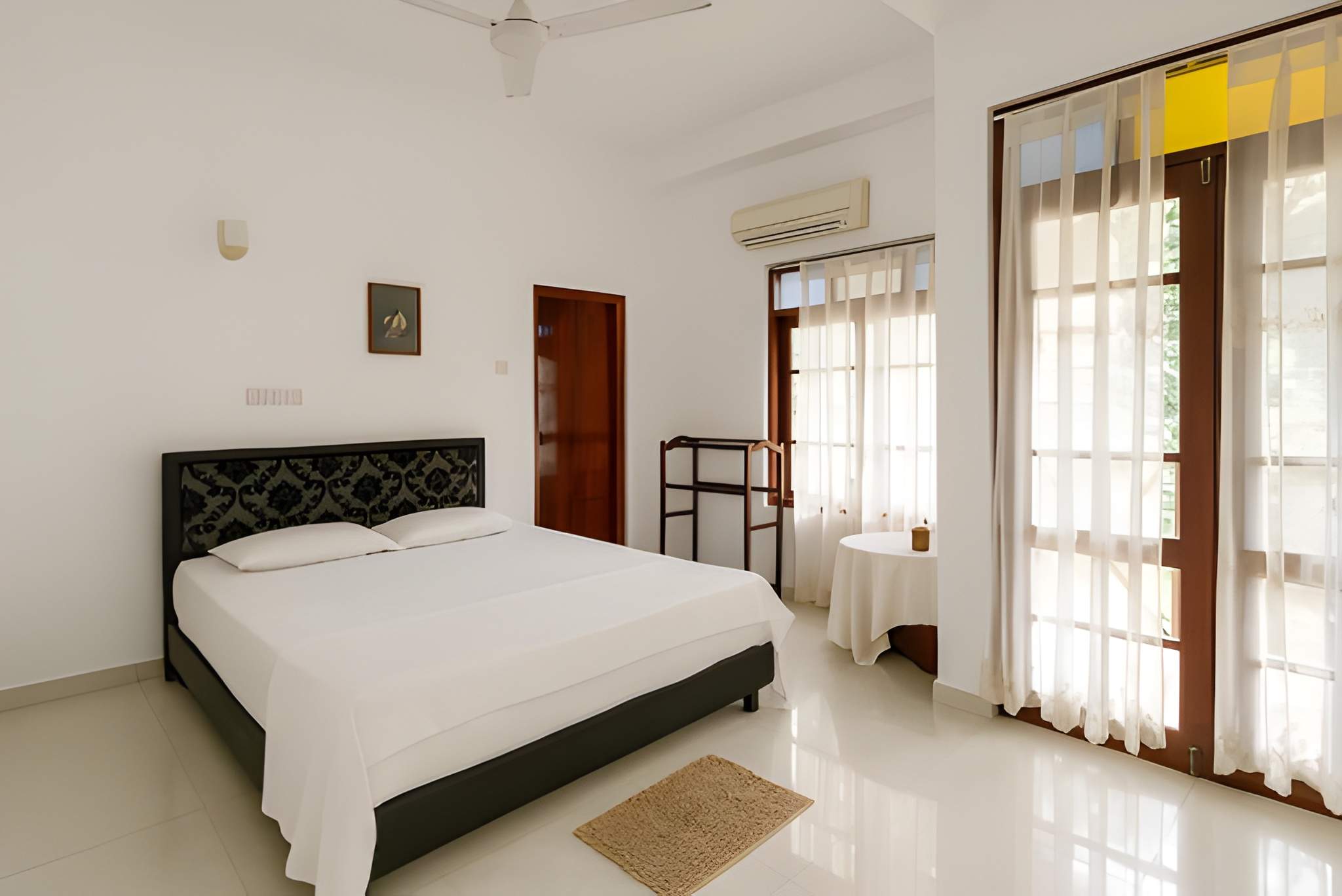 Deluxe Double Room with Side Sea View