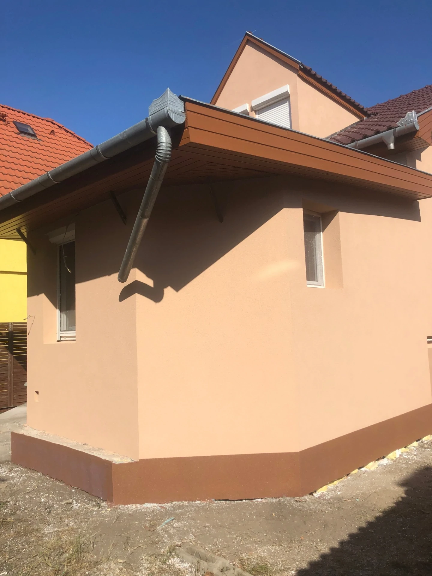 Homlokzat szigetelés és festés részletek
