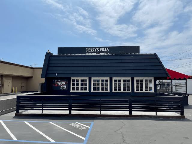 Perry's Pizza freshly baked handcrafted pizza in Huntington Beach