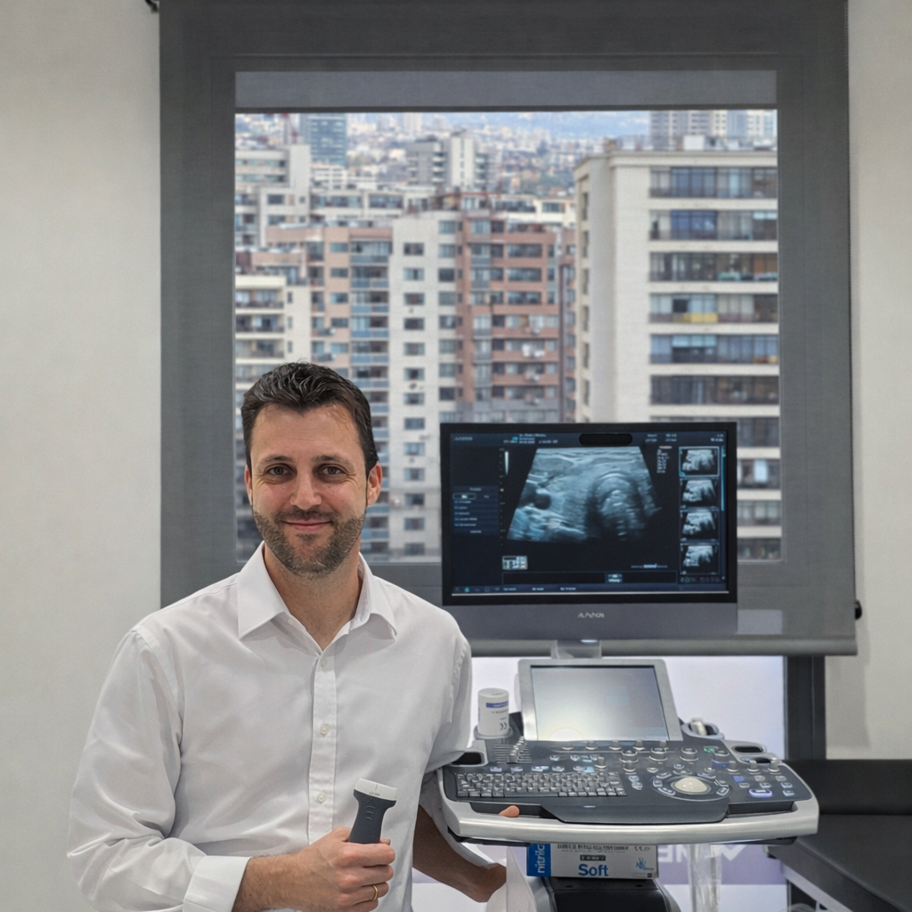 Dr. David J. Palao realizando ecografía tiroidea en consulta de endocrinología en Melilla
