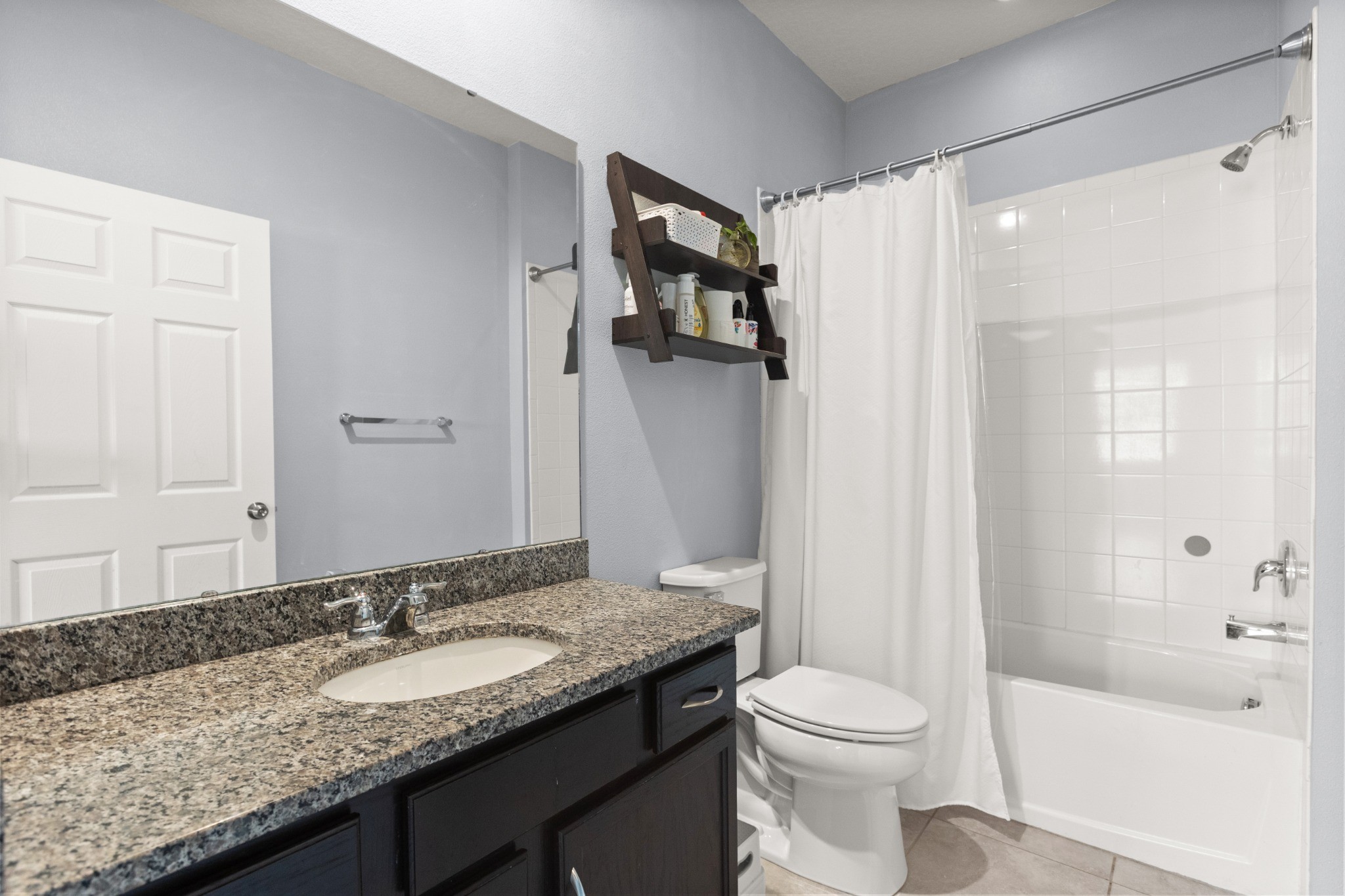 2401 Avian Loop Kissimmee FL - Screened lanai with ceiling fan, screen enclosure, and direct connection to fenced backyard